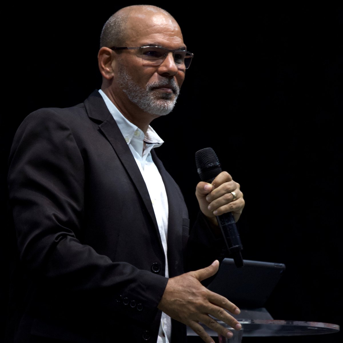 Pr Bruno Monteiro ministrando no púlpito